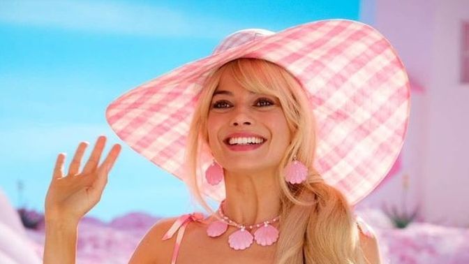 Sizce oyuncak bebeğe ya da Barbie'ye benzetilmek iyi bir şey mi?