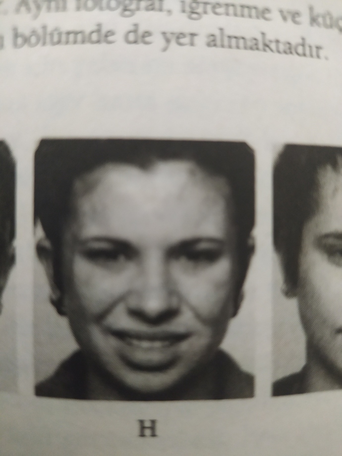 Bu fotoğraftaki kadının yüzündeki duyguyu biraz anlatır mısınız?