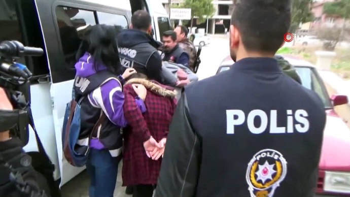 Sadece bakistigim tanımadığım kızlara tanışma teklifi yapmak istiyorum ama ozguvenim yok, nasıl kazanabilirim?