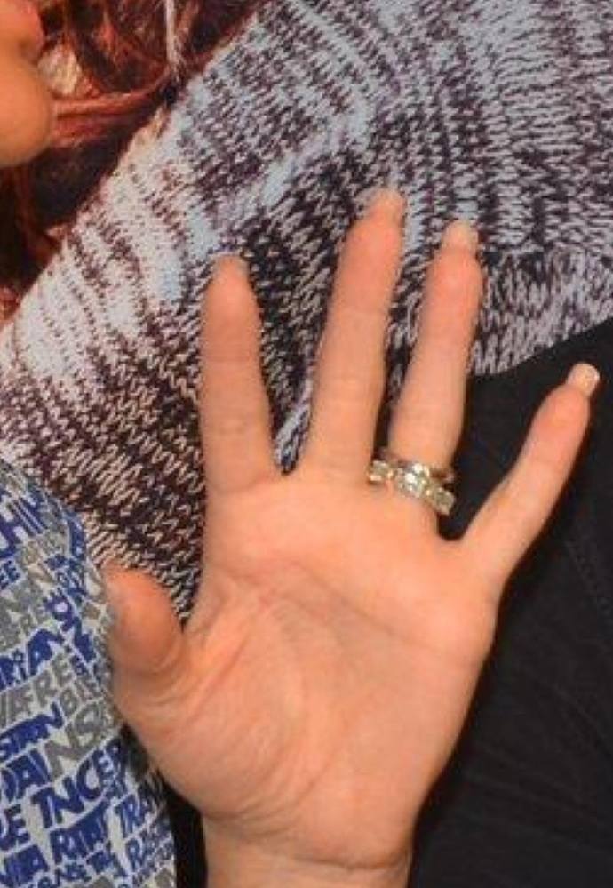 El falınıza bakmamı ister misiniz?