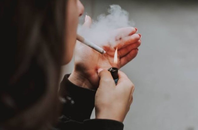 Sigara içmenin ne kadar zararlı olduğunu bile bile içiyor musun?
