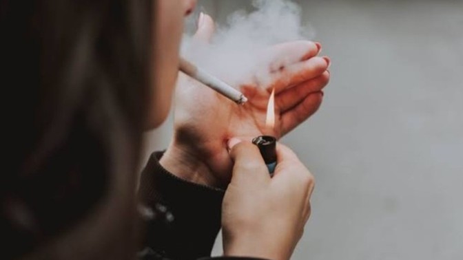 Sigara içmenin ne kadar zararlı olduğunu bile bile içiyor musun?