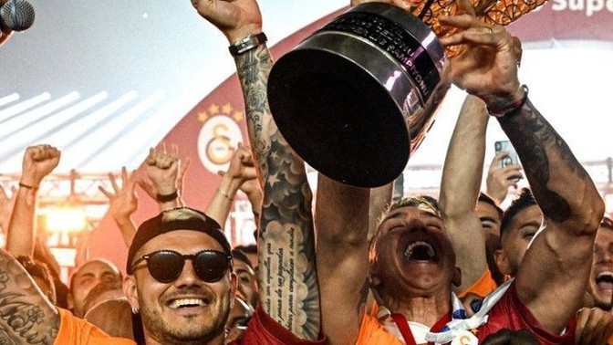 Fenerbahçe sahadan çekildi! Hakem maçı tatil etmiş. Ne düşünüyorsunuz?