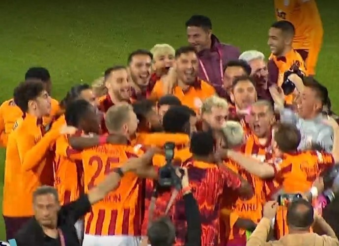 Fenerbahçe Süper kupa maçında sahayı terk etti Galatasaray kupa sevinci yaşadı, oynamayan maça sevinmek doğru mu?