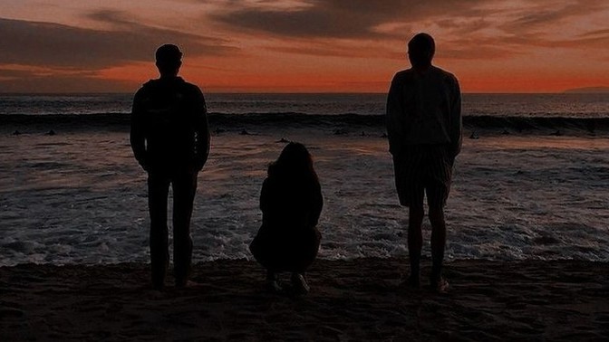 Düşünün ki , denizde iki insan batıyor, biri sizi seviyor birini de siz seviyorsunuz. Hangisini kurtarırdınız?