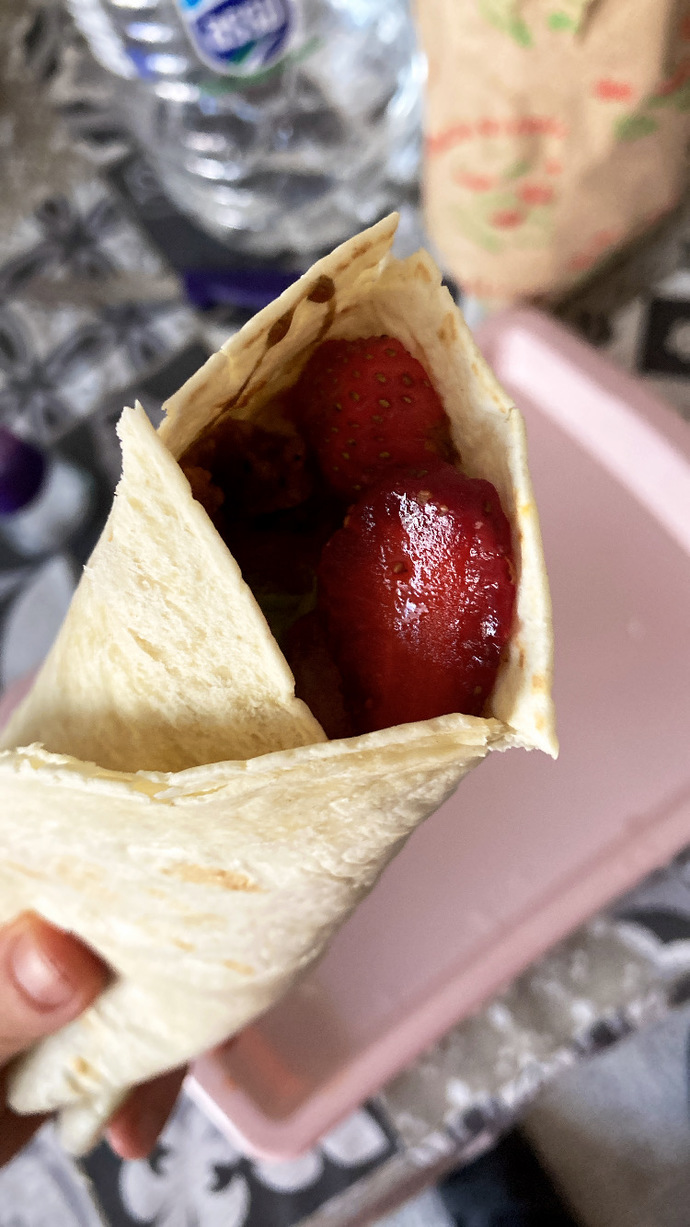 Çiğ köftenin içine çilek konur mu 🍓?