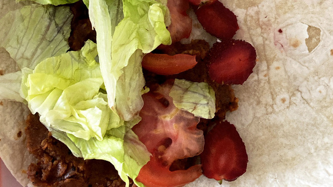 Çiğ köftenin içine çilek konur mu 🍓?