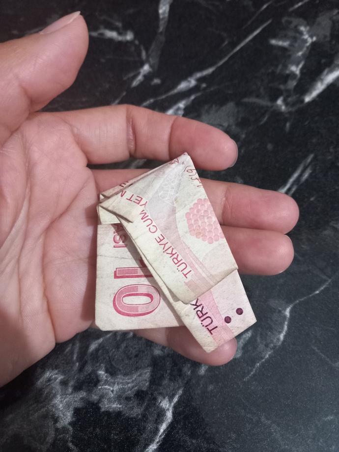 Hangi kuzu düşürdü kim bilir katlamış düşmesin diye para bulduğun olur mu?