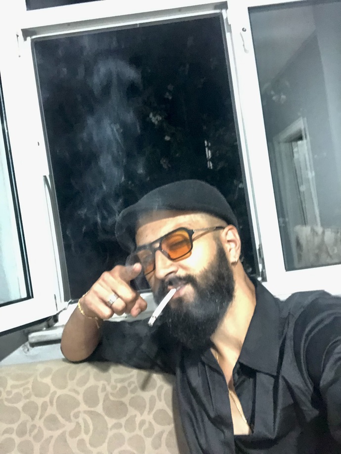 Bu gözlük ve şapka yakışmış mı?