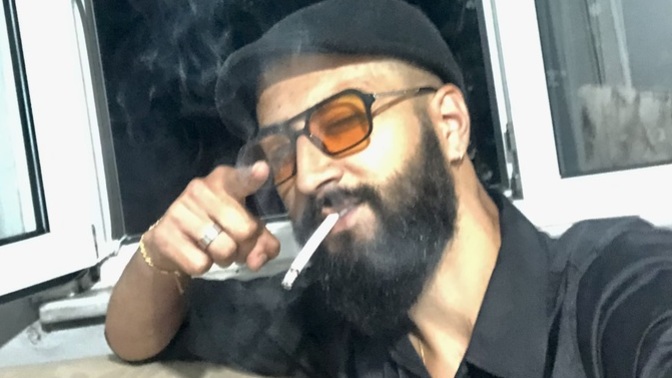 Bu gözlük ve şapka yakışmış mı?