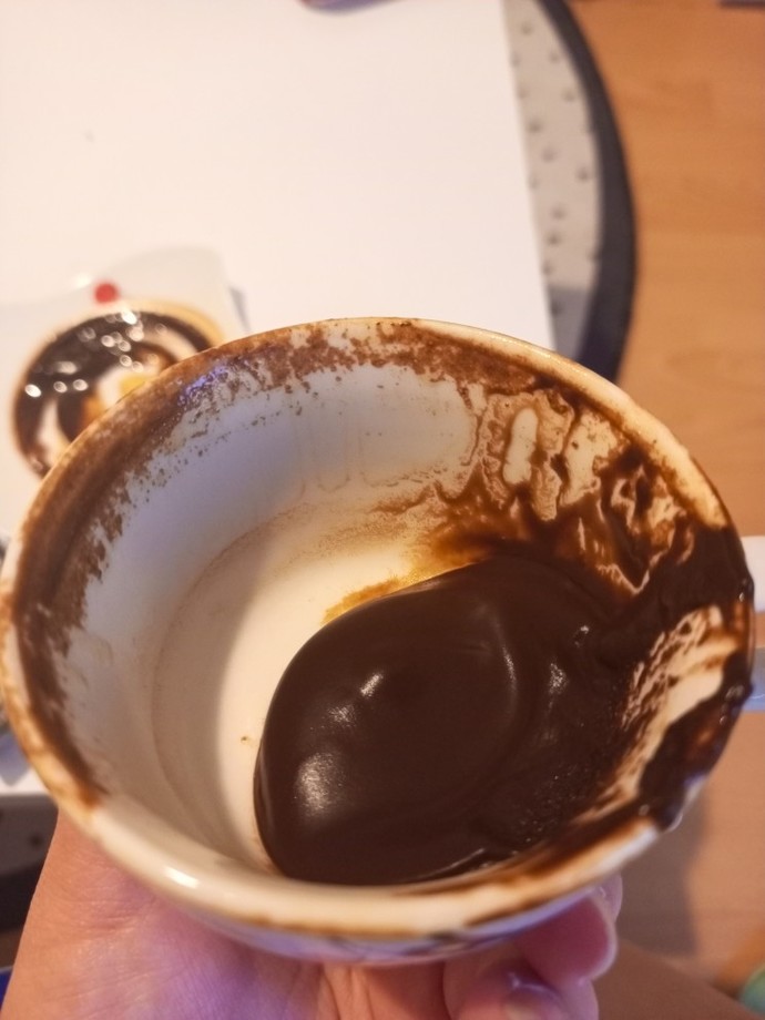 Kahve falı bakmayı bilen biri?