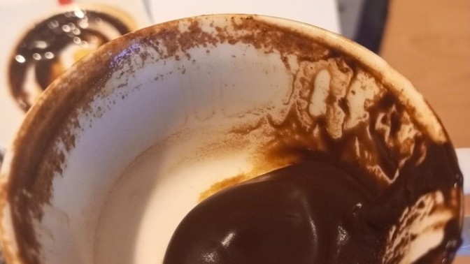 Kahve falı bakmayı bilen biri?