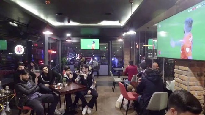 Futbol maçını evde mi izlemeyi tercih edersiniz yoksa dışarı da mı?