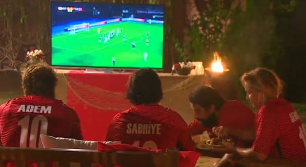Futbol maçını evde mi izlemeyi tercih edersiniz yoksa dışarı da mı?