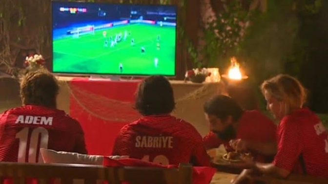 Futbol maçını evde mi izlemeyi tercih edersiniz yoksa dışarı da mı?