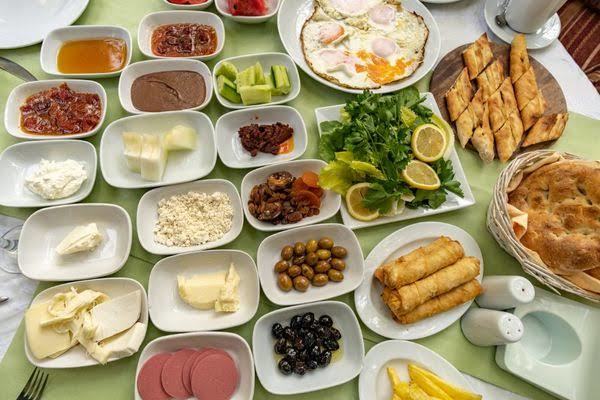 Sizin için kahvaltının vazgeçilmezi yiyeceği nedir?