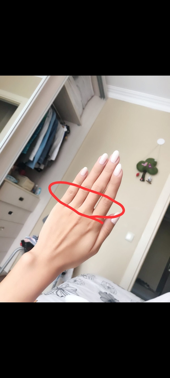 Hangi erkekle el ele tutuşsam elimin bu kısmını ovalamaya başlıyor. Nedeni ne, bana cinsel geliyor ama?