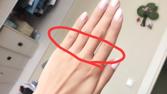 Hangi erkekle el ele tutuşsam elimin bu kısmını ovalamaya başlıyor. Nedeni ne, bana cinsel geliyor ama?
