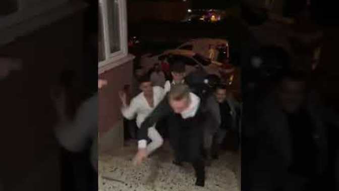 Eski geleneklerde damadı yumruklayarak gerdek gecesine sokarlardı, siz gerdek gecesi yumruklanmak ister miydiniz?