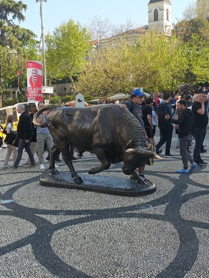 Caddede takılıp piyasa yapmak ne anlama geliyor olayı ne?