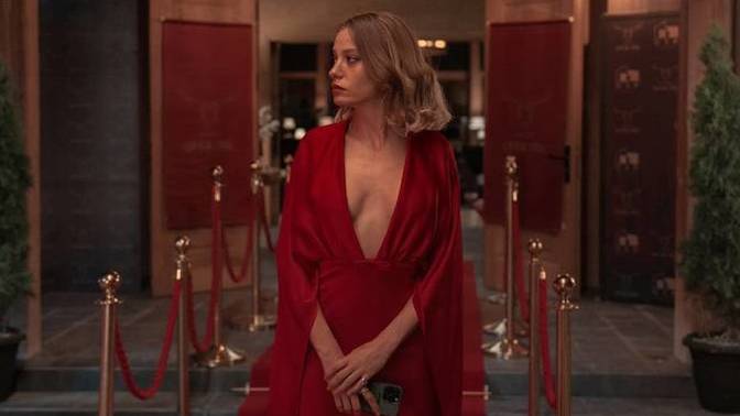 Başrolünde Serenay Sarıkaya'nın yer aldığı "Kimler Geldi Kimler Geçti" dizisinin ilk fragmanı yayımlandı. İzleyecek misiniz?