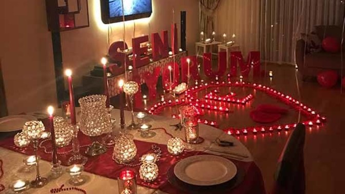Arkadaşlar yarın nişanlımın doğum günü evi şöyle süslesem pasta vs. Masa hazırlasam ve hediye... Beğenir mi? Birde alttaki kıyafet?