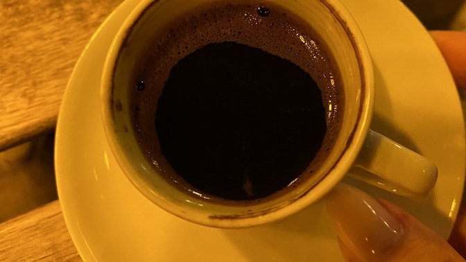 Kim akşam kahvesini içti?