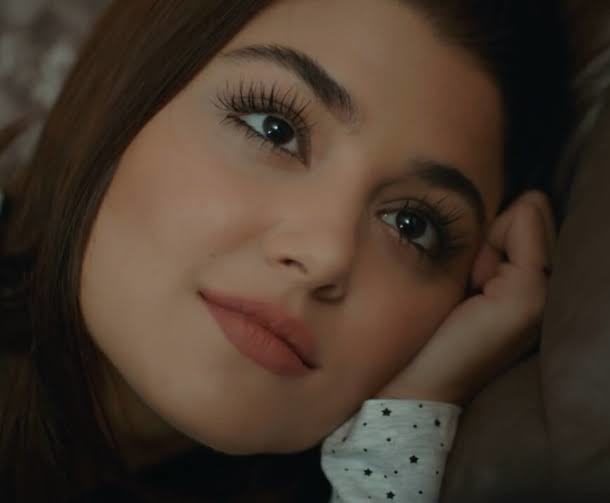 Hande Erçel gibi kirpiklerim nasıl olur, doğal yolla ya da bir ürün var mı?