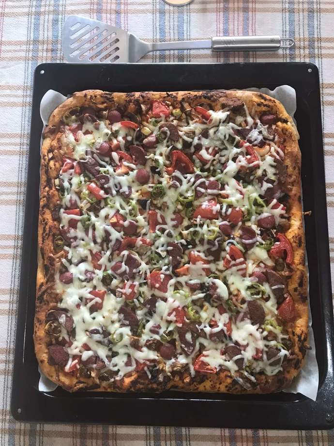 Bugün eşime ve çocuklarıma pizza yapayım dedim, sizce güzel olmuş mu?