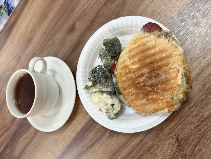 Bugün kahvaltıda sadece tost var, nasıl?