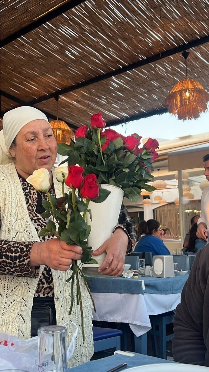 Sahilde dolaşırken gül satan çingelere denk geldiğinizde?