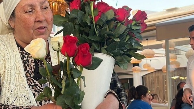 Sahilde dolaşırken gül satan çingelere denk geldiğinizde?