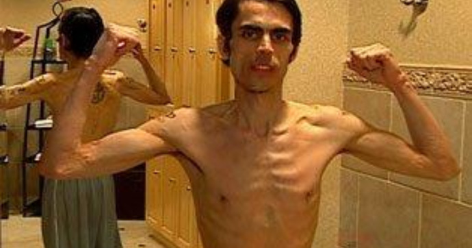 Erkeklerin fiziksel olarak güçlü olması hoşuma gidiyor normal mi?