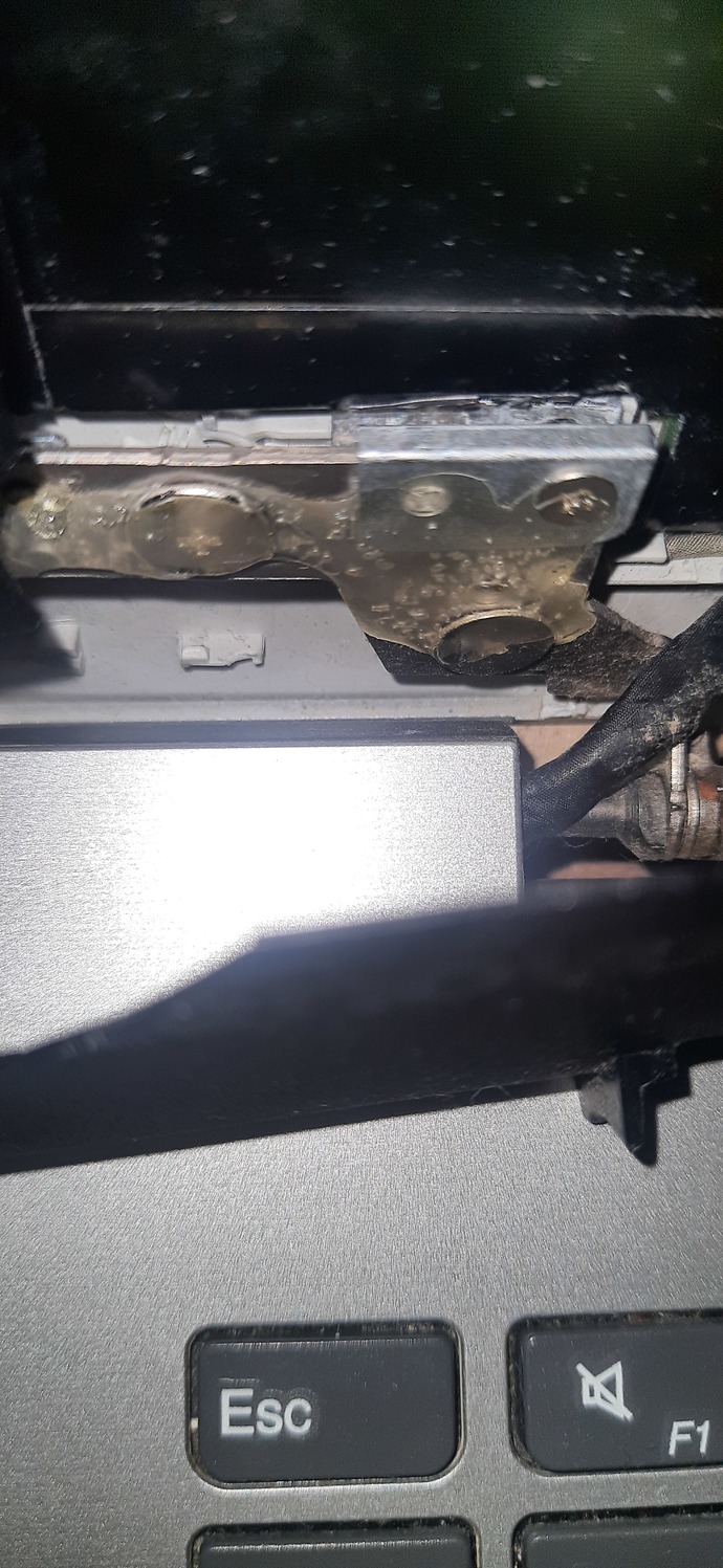 Bilgisayarın sol yanındaki ekran soketi kırıldı?