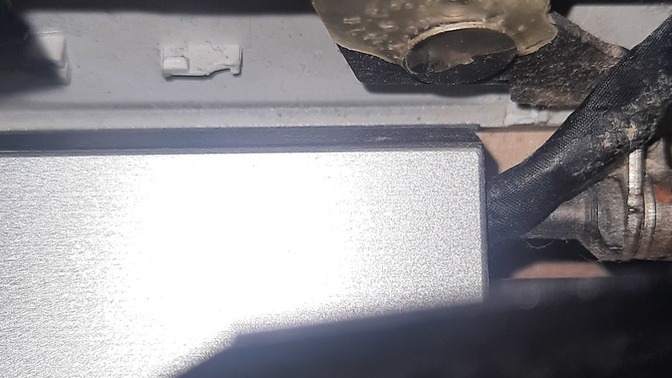 Bilgisayarın sol yanındaki ekran soketi kırıldı?