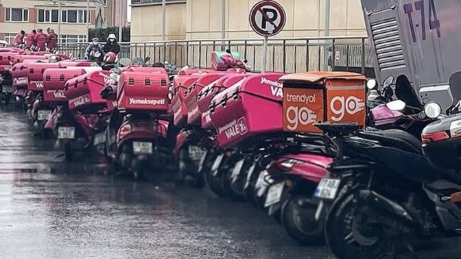 İzmir’de bir kişi eski sevgilisinin evine birçok yerden kapıda ödemeli yemek siparişi verdi. Başınıza gelse ne yapardınız?