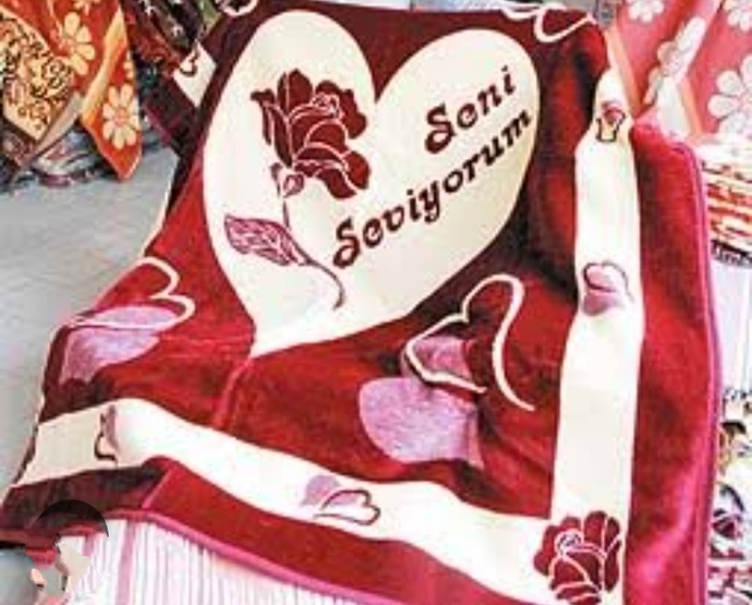 Karşı komşu balkona kocaman kalpli seni seviyorum yazılı battaniye asmış, uyku sersemi baknca biri bana pankart açmış sandım iyimi?
