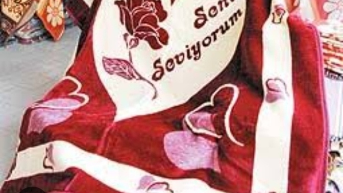 Karşı komşu balkona kocaman kalpli seni seviyorum yazılı battaniye asmış, uyku sersemi baknca biri bana pankart açmış sandım iyimi?