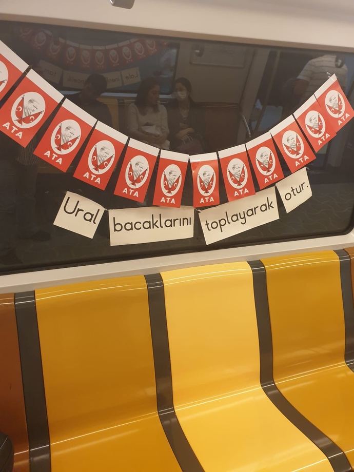 İstanbul'da metrolar 23 Nisan  nedeniyle sınıf gibi süslendi. Eski 23 Nisan  zamanlarını özlediniz mi?