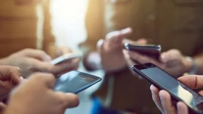 Fazla telefon kullanımının insanları aptallaştırdığını düşünüyor musun?