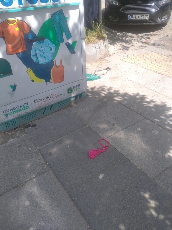 Sokakta pembe tanga buldum bu tanga kimin?