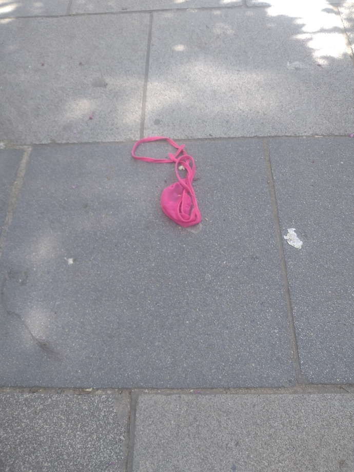 Sokakta pembe tanga buldum bu tanga kimin?