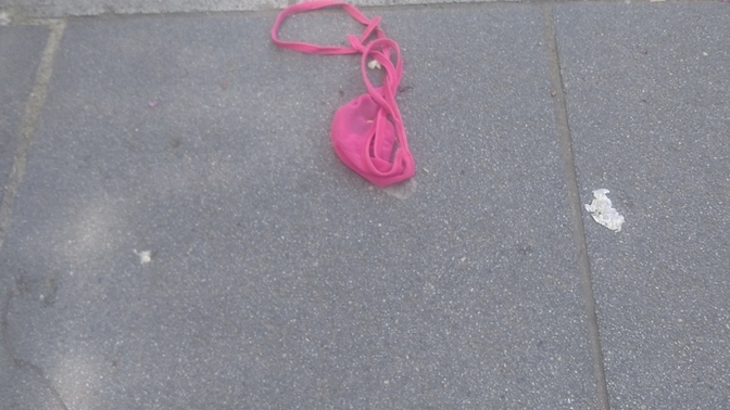 Sokakta pembe tanga buldum bu tanga kimin?
