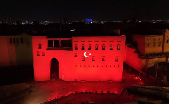 Cumhurbaşkanı Recep Tayyip Erdoğan’ın Irak’a gelişi nedeniyle tarihi Erbil Kalesi’ne Türk Bayrağı yansıtıldı, çok güzel olmamış mı?