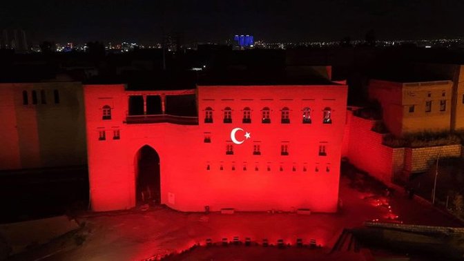 Cumhurbaşkanı Recep Tayyip Erdoğan’ın Irak’a gelişi nedeniyle tarihi Erbil Kalesi’ne Türk Bayrağı yansıtıldı, çok güzel olmamış mı?