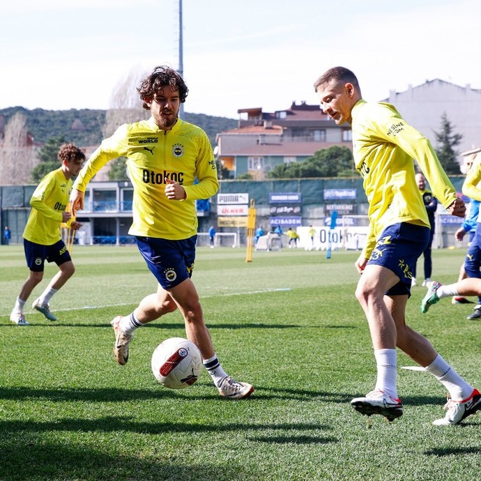 Sevdiği futbolcu sakatlanınca ağlayan kızlar çok komik değil mi?