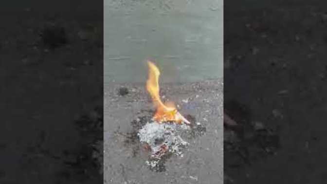 Bir genç kuran yaktı hakaretler etti bu ülkede insanların inancına saygı yok mu?