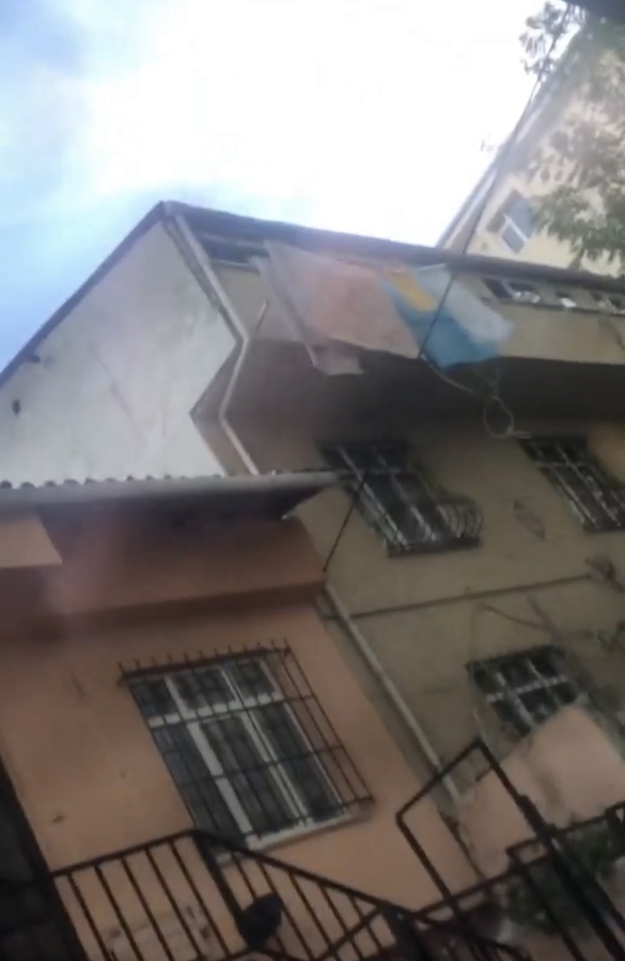 Arkadaşlar aşağıdaki ev sizce fakir/ kenar mahalle mi görünüyor? durumu iyi olan burada yaşar mı?