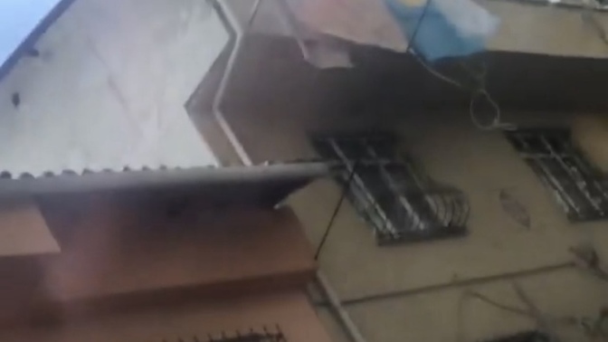 Arkadaşlar aşağıdaki ev sizce fakir/ kenar mahalle mi görünüyor? durumu iyi olan burada yaşar mı?