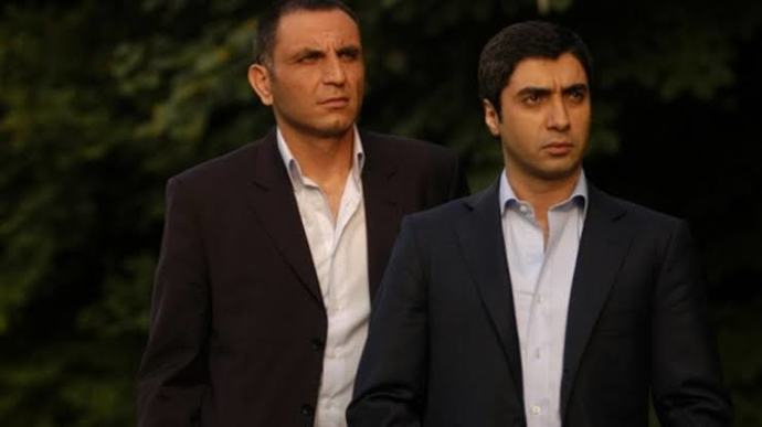 Sırtını birine yaslamak güçsüzlük belirtisi midir?